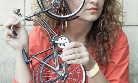 Justyna Gamoń – Wesołowska, z Trześni  to znana w Polsce prekursorka mody biznesowej na rower i stylistka.
