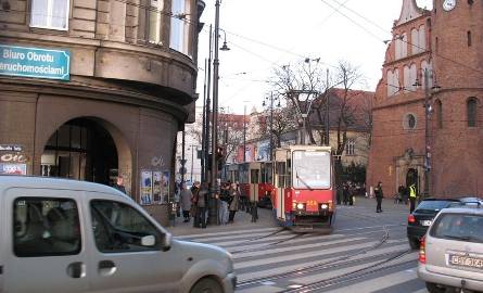Tramwaje na odtworzonym po 30-tu latach skręcie z powodu wypadku na Jagiellońskiej jeździły z Gdańskiej na Wilczak.Tramwaj linii 4 skręca z Gdańskiej