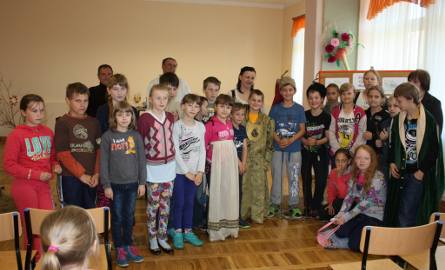 Klasa IV z Publicznej Szkoły Podstawowej w Bogorii podczas spotkania w bibliotece w Przyborowicach