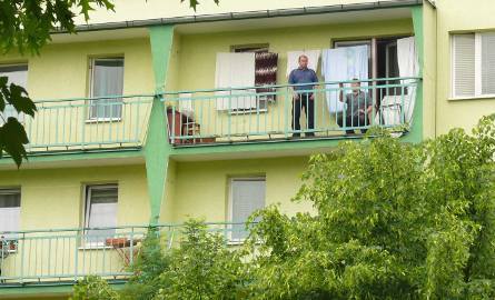 Śledczy z wydziału kryminalnego komendy policji zabezpieczają ślady na balkonie, z którego zrzucony został chłopiec.