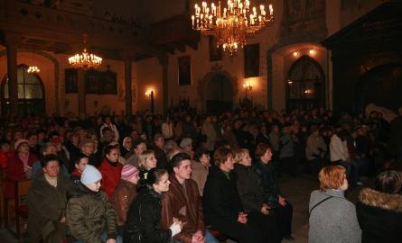 Mieszkańcy gminy zgromadzili się na wspólnej modlitwie w kościele pod wezwaniem świętego Zygmunta i tam obejrzeli także spektakl.