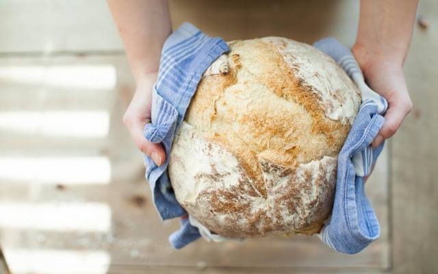 Chleb najlepiej przechowywać włożyć do lnianego worka lub owinąć płócienną ściereczką i przechowywać w drewnianym chlebaku.