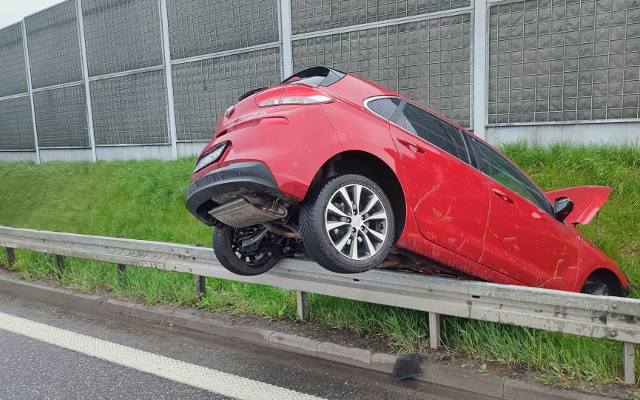 Wypadek na drodze krajowej nr 94 w Modlnicy. Samochód osobowy zawisł na barierach