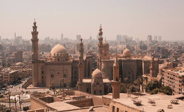 Kair to największe miasto Afryki. Mieszka to prawie 10 mln ludzi. Metropolia rozrasta się w zawrotnym tempie. Piramidy w Gizie, które jeszcze 100 lat
