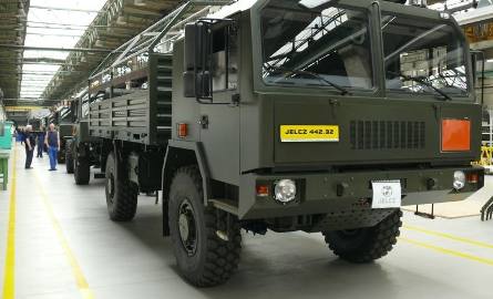 Ciężarówki dla wojska na nowej linii produkcyjnej.