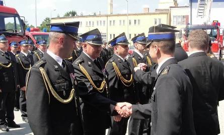 Podczas powiatowego Dnia Strażaka w Staszowie wręczono strażakom zasłużone odznaczenia i awanse.