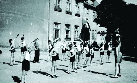 Poranna gimnastyka podczas kolonii zuchowej w Lipuszu. Dzieci mieszkały tam w wiejskiej szkole.