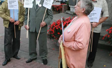 - Członkowie stowarzyszenia trzymali w rękach plakaty. Wśród nich była Marianna Krawczyk