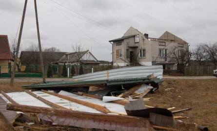 Henryka i Adam Tasakowie  z Wyszyny Fałkowskiej przeprowadzili generalny remont dachu pół roku temu. Sobotnia wichura zniszczyła go doszczętne.
