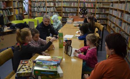 Dzieci spotkały się  z policjantem Sławomirem Markowskim z  Komendy Powiatowej Policji w Zwoleniu