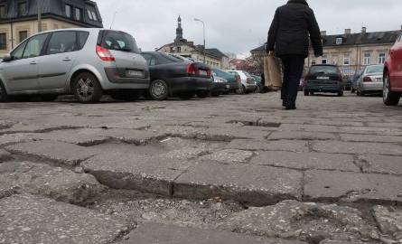 Na nierówności na parkingu położonym w obrębie ulic: Lekarska, Bernardyńska i Tochtermana narzekają też przechodnie.