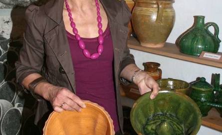 - W takim naczyniu ceramicznym dawniej piekło się babę wielkanocną – mówi Beata Bujanowska. – Zrobiliśmy raz taka babkę na Wielkanoc i wyszła pyszna,