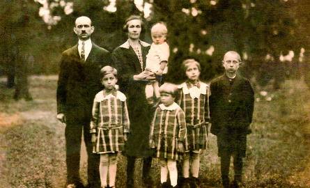 Rodzina Szelegiewiczów w komplecie, ok. 1928 roku. Anna na ręce trzyma najmłodszego Henryka, najmniejsza z dziewczynek to Marianna.