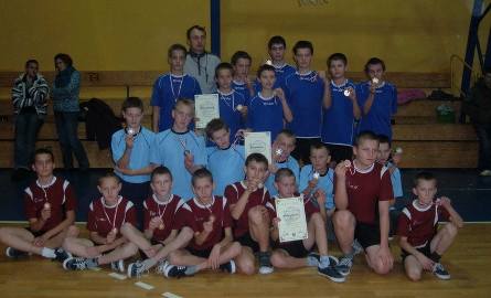 Najlepsi koszykarze w gminie Ostrów Mazowiecka w roku szkolnym 2010/2011. Od góry: SP Komorowo, SP Koziki, SP Stare Lubiejewo.