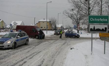Dostawczy zderzył się z ciężarówką na skrzyżowaniu Granicznej z Ławską (zdjęcia)