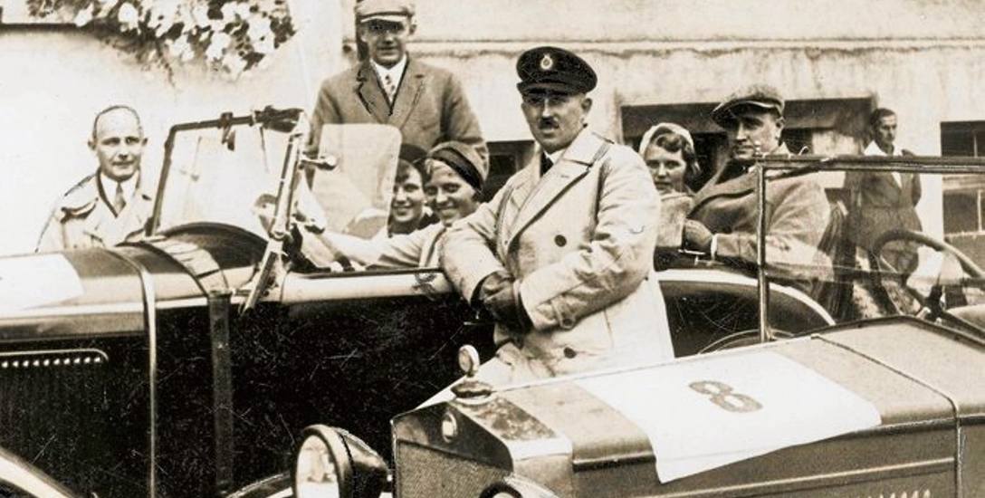 To archiwalne zdjęcie wykonane zostało w 1932 roku i przedstawia zwycięzców popularnych w tamtym czasie wyścigów automobilowych rozgrywanych na bydgoskim