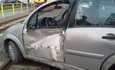w wyniku zderzenia, drzwi od strony kierowcy zostały uszkodzone