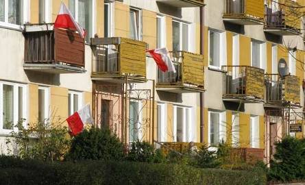 Biało-czerwone flagi na balkonach