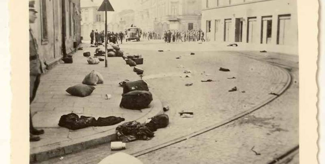Rzeczy pozostawione przez Żydów deportowanych do obozu zagłady w Bełżcu w czerwcu 1942 r. Ulica Lwowska.