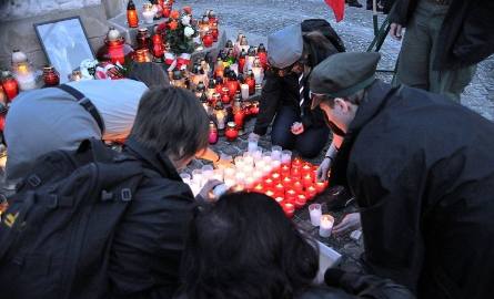 Harcerze z Szczepu „Knieja” rozpalają 96 biało-czerwonych zniczy, z imieniem i nazwiskiem każdej z ofiar, która zginęła na lotnisku w Smoleńsku.