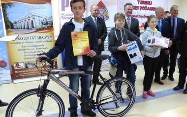 Kamil Skotnicki zwyciężył  w kategorii szkół podstawowych, a w nagrodę otrzymał piękny rower.