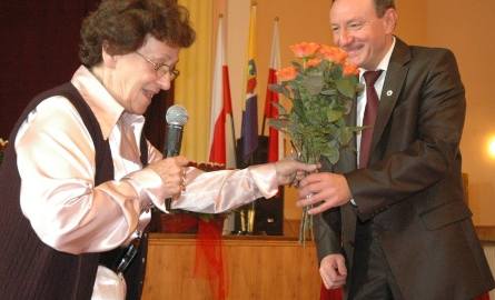Krystyna Polak gratuluje Sylwestrowi Lewickiemu