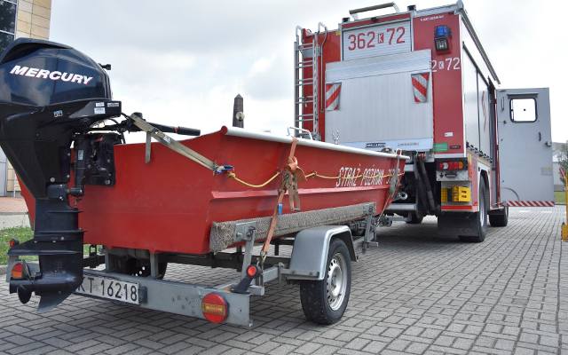 Akcja ratunkowa na Kantorii w Tarnowie. Mężczyzna nie mógł wydostać się z wody, do akcji ruszyli tarnowscy strażacy z łodzią