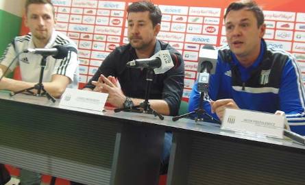 Trener Jacek Paszulewicz (z prawej) powiedział po meczu, że nie jest ujmą wywieźć punkt z Olsztyna. Dodał , że każde spotkanie  jest teraz ważne
