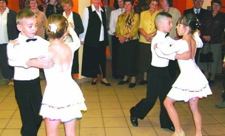 Pokaz taneczny uczniów ze Szkoły Podstawowej nr 2 w Ostrołęce
