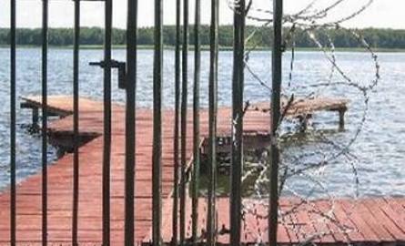 Brama z kolcami zamyka wejście nad jezioro w Radzyniu (zdjęcia)