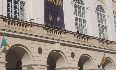 Na lwowskim ratuszu wszystko mówiący baner: "Wolne miasto wolnych ludzi”.