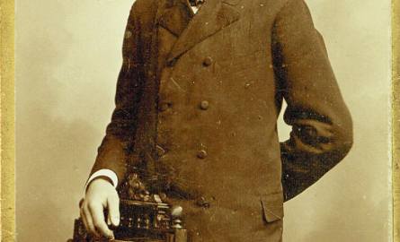 22-letni Leon Barciszewski. Zdjęcie zostało zrobione w Poznaniu, w atelier „Rembrandt”, 1905 rok