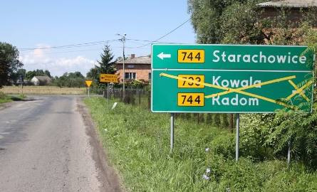 W Maliszewie jedyna nadzieja na dojazd do Kowali zostaje rozwiana, bo na tablicy kierunek na Kowalę i Radom jest przekreślony.