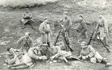 Odpoczynek patrolu legionowego na Wołyniu, 1916 r.