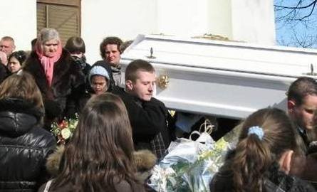 Pogrzeb Mateusza. 200 osób przyszło na ostatnie pożegnanie. Rodzice żądają wyjaśnień w sprawie śmierci (zdjęcia)