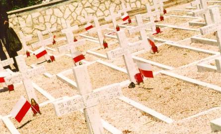 Rząd białych krzyży... Na cmentarzu niedaleko Ankony spoczywa 1080 polskich żołnierzy, w tym 36, którzy pochodzili z naszego regionu