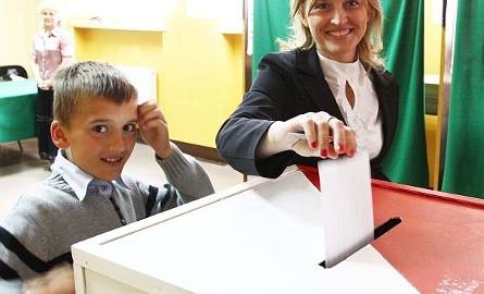 O godzinie 10 w Obwodowej Komisji Wyborczej numer 1 w Szydłowcu spotkaliśmy Katarzynę Gryz – Mosiołek z synem Kacprem. Chłopiec po raz pierwszy wrzucił