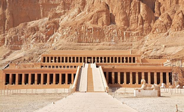 Na zachodnim brzegu Nilu w Luksorze stoją świątynie kultu grobowego faraonów, a dalej w górach leży Dolina Królów, gdzie znajdują się wejścia do grobowców.