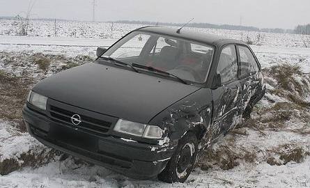 Opel wpadł do rowu