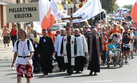 Przez całą drogę do Częstochowy pielgrzymom towarzyszy  biskup Kazimierz Gurda. Wśród pielgrzymów było wiele dzieci, najmłodsze miało dwa lata.