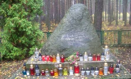 Przy kamieniu-obelisku, gdzie rozstrzelano 41 kobiet zapalono znicze