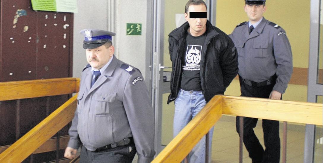 Oskarżony Robert K. ps. Iżyk doprowadzony na jedną z rozpraw przed krakowskim sądem