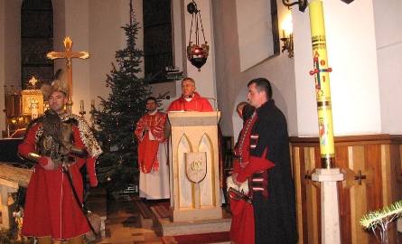 W kościele świętego Wacława  powitał wszystkich członków Bractwa i ich rodziny proboszcz parafii ksiądz Andrzej Tuszyński