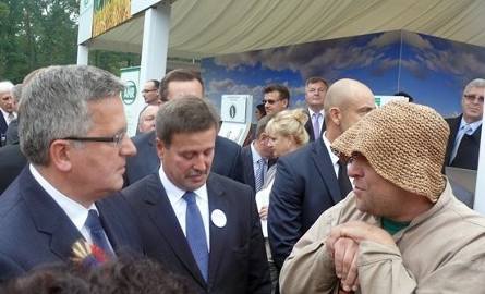 Grzegorz Szymański, właściciel Ostoi Dworskiej w Leśnicy w rozmowie z prezydentem Bronisławem Komorowskim, którego zainteresowało stoisko gospodarstwa