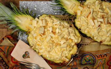 Hawajska sałatka z kurczakiem i kukurydzą w ananasie.
