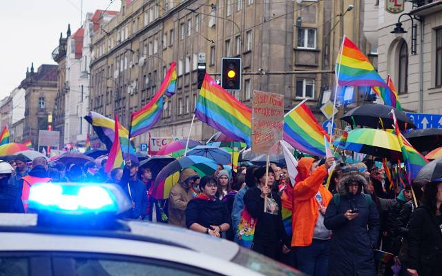 Marsz Równości we Wrocławiu. Miasto obstawione policją, paraliż komunikacyjny w centrum (ZDJĘCIA)