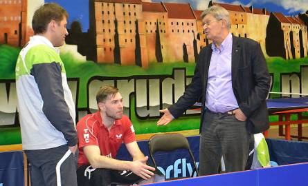 Lech Piotrowski - honorowy prezes Olimpii/Unii przychodził w przerwach do boksu grudziądzkich zawodników, by wymienić uwagi i spostrzeżenia. Z lewej