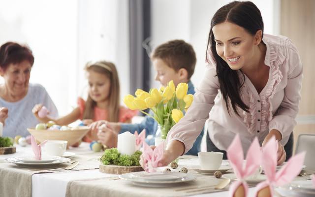 Jak się nie przejeść w Wielkanoc? Wypróbuj 7 prostych sposobów, które pomogą na świąteczne obżarstwo