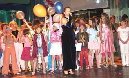 Izabela Borek z Jaszczwi, która zdobyła Grand Prix 10 Konkursu Piosenki "Wygraj Sukces" zaśpiewała w finale nastrojowy utwór "Kołysz