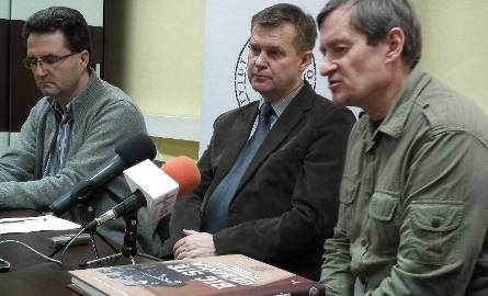 - Staraliśmy się napisać tę książkę w bardzo przystępny sposób – mówi Arkadiusz Kutkowski (z prawej). Obok Marek Wierzbicki i Krzysztof Busse.